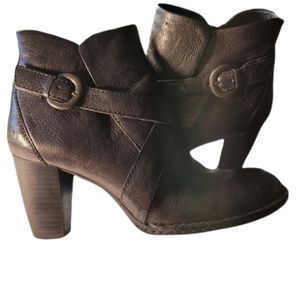 BORN SHOLA LEATHER ANKLE BOOT